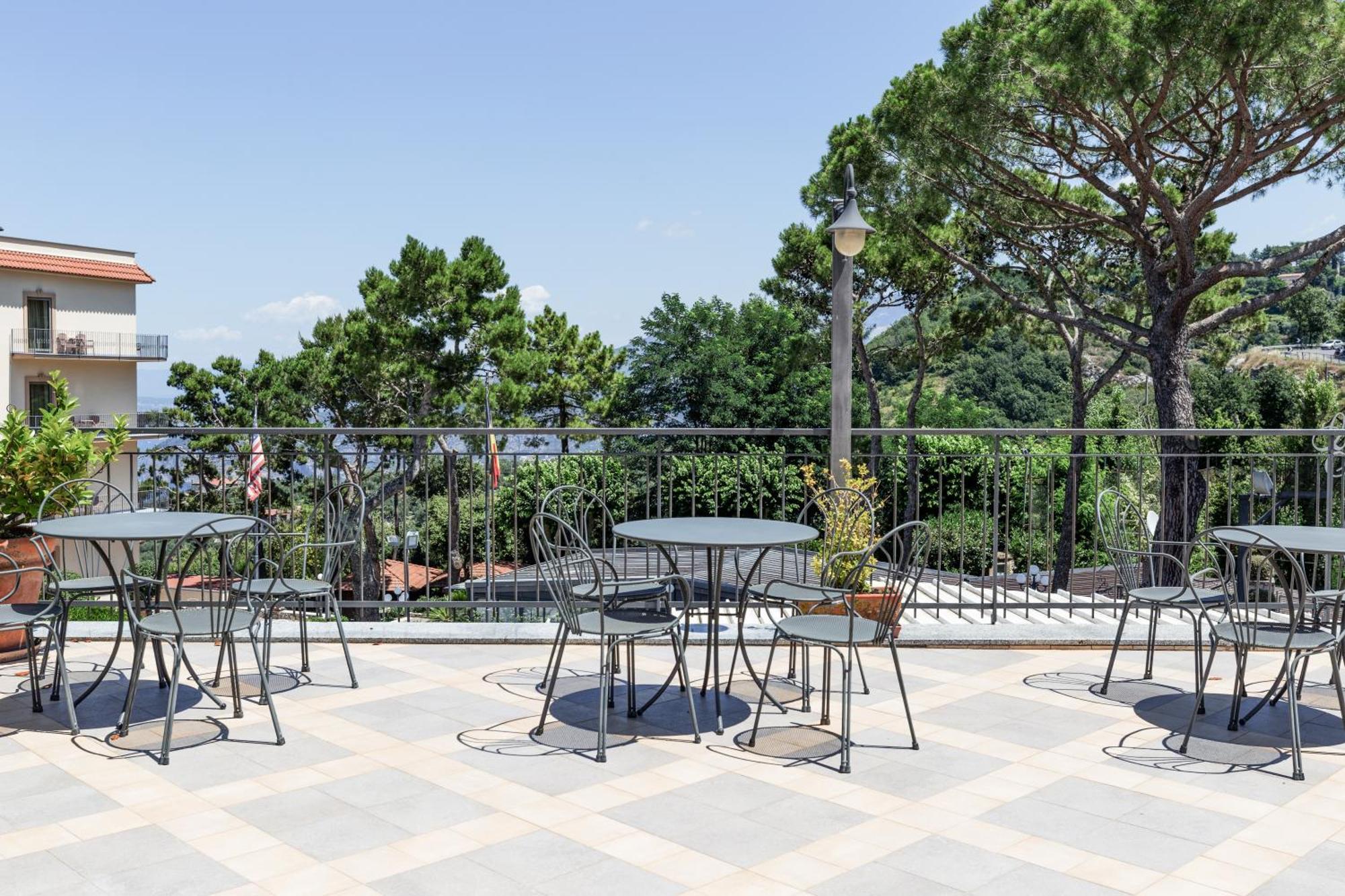 Hotel La Pergoletta Sant'Agata sui due Golfi Bagian luar foto