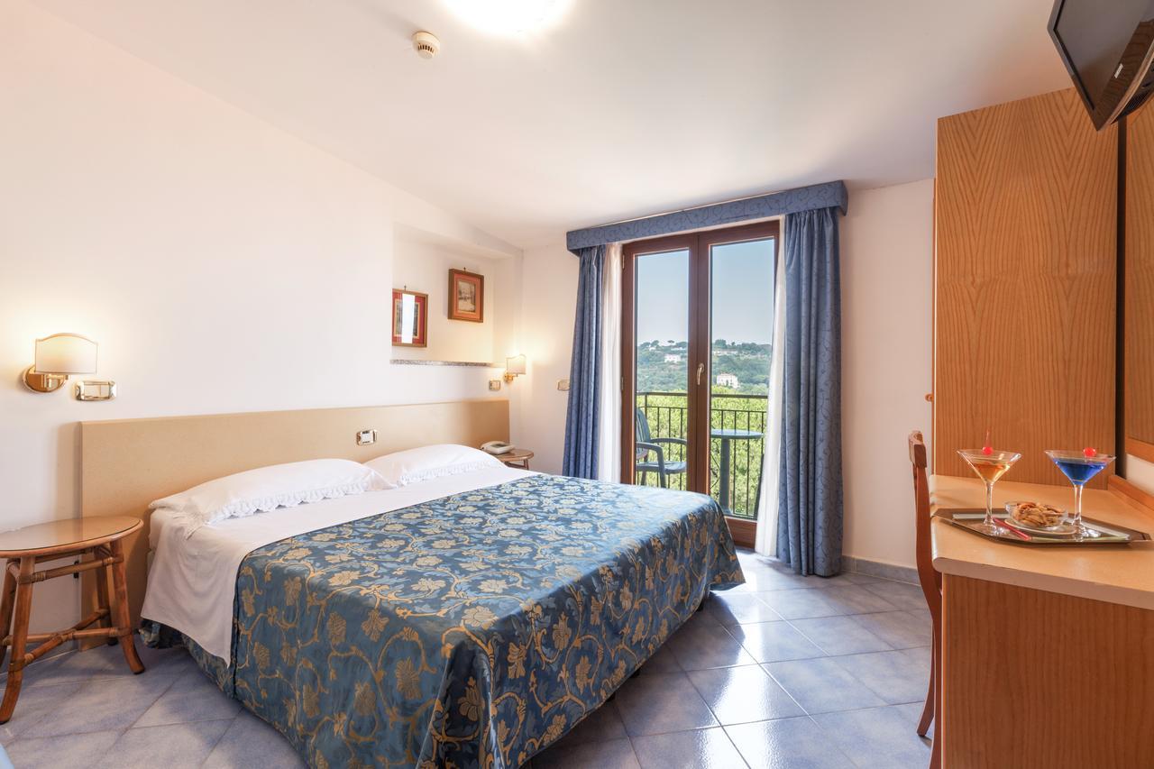 Hotel La Pergoletta Sant'Agata sui due Golfi Bagian luar foto