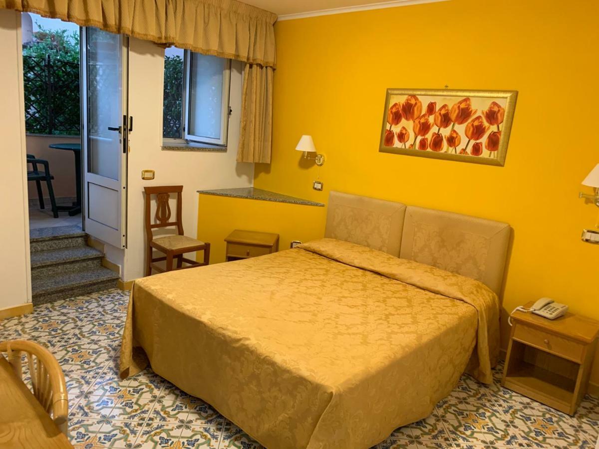 Hotel La Pergoletta Sant'Agata sui due Golfi Bagian luar foto